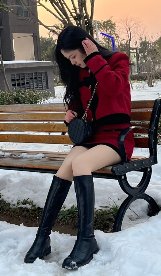 陈诗雨csy穿光腿神器配长皮靴在雪地里拍照(4/9)