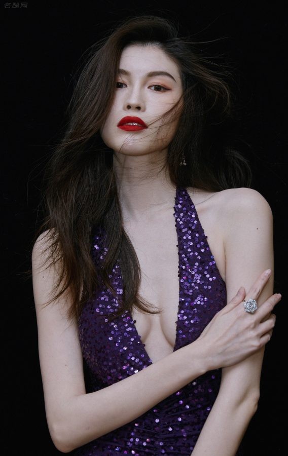 何穗穿深V神秘紫色礼服出席费加罗时尚盛典真行走的衣服架子(3/6)