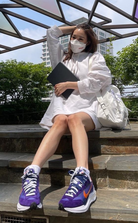 长腿小姐姐黄美英穿短裙运动鞋拍照（第2张/共7张）
