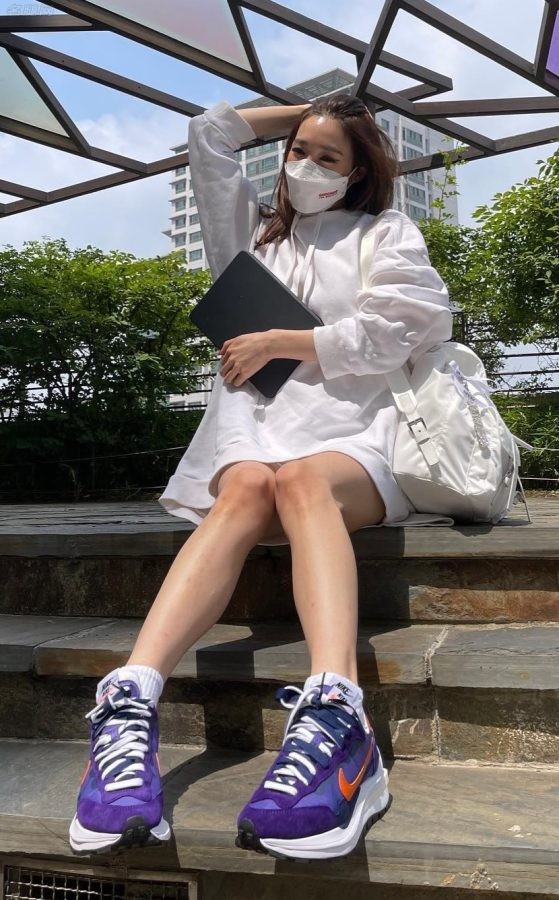 长腿小姐姐黄美英穿短裙运动鞋拍照(2/7)