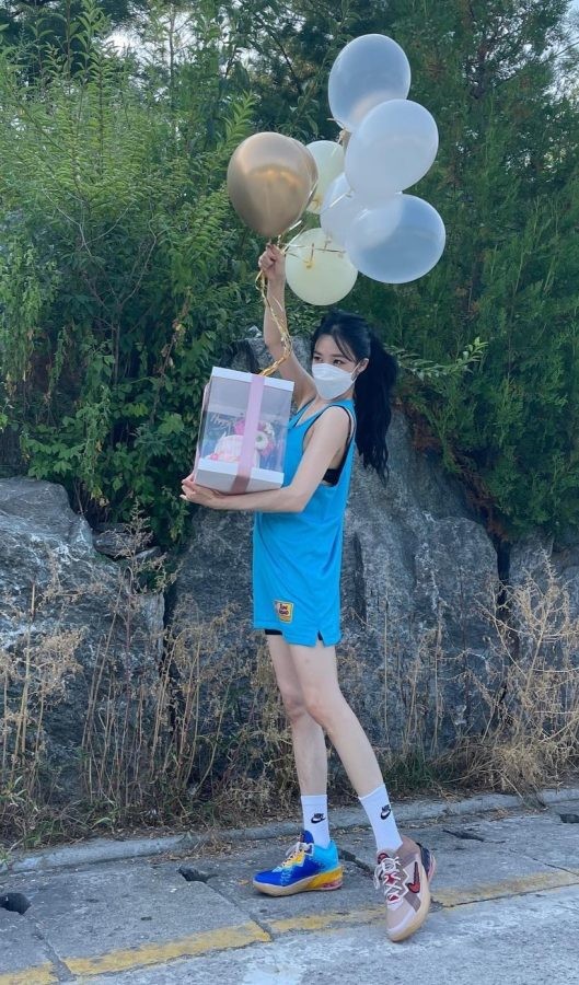 黄美英运动风装扮持气球细腿白皙(2/3)