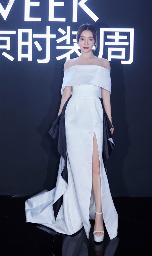 袁姗姗穿白色抹胸礼服脚踩防水台凉高跟亮相背景时装周(2/4)