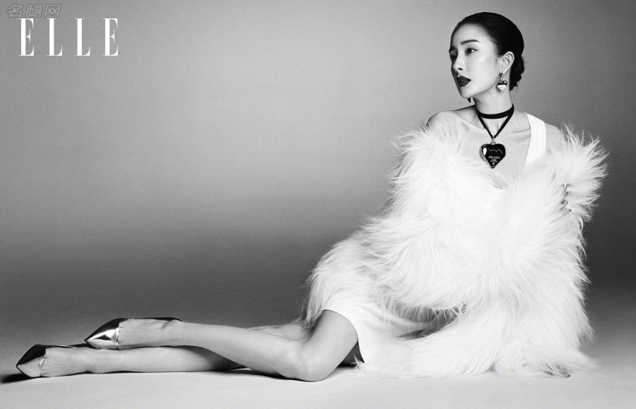 Powerful Yang Mi ELLE black and white texture blockbuster, feather skirt beautiful legs and cool temperament(2/10)