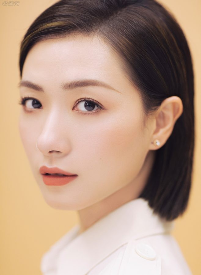 短发气质女星万茜翘腿坐姿高清脸部特写(3/4)