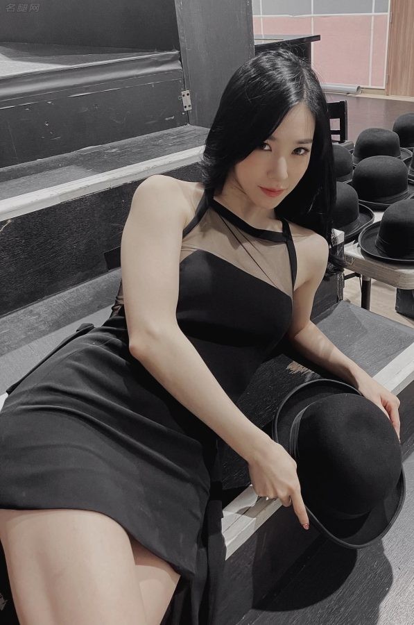 黄美英穿黑色超短裙翘美腿坐姿(3/3)