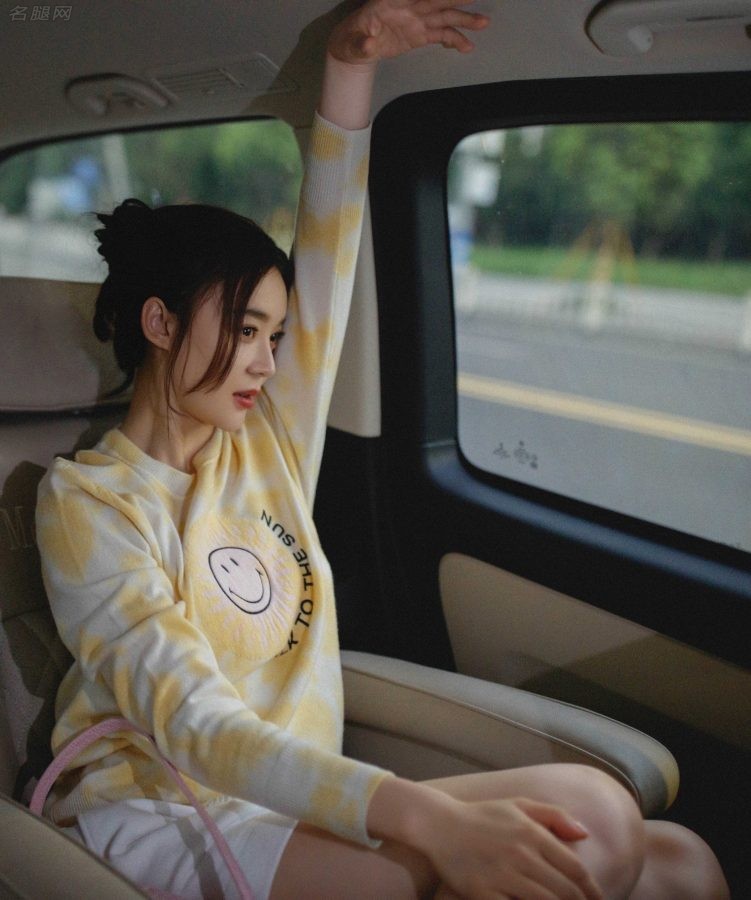 袁姗姗穿笑脸图案短裤大秀她那纤细白皙的美腿(8/8)