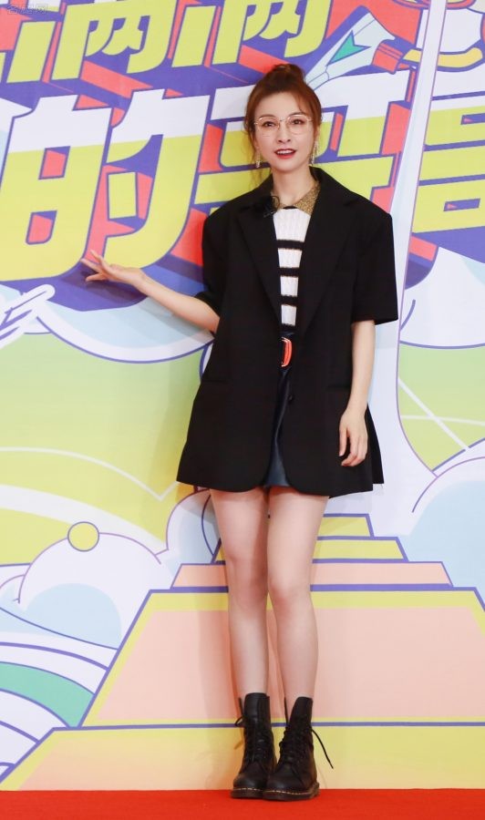 女主持吴昕戴眼镜知性亮相美腿白皙(1/1)