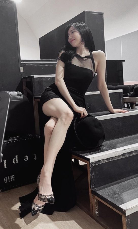 黄美英穿黑色超短裙翘美腿坐姿(2/3)