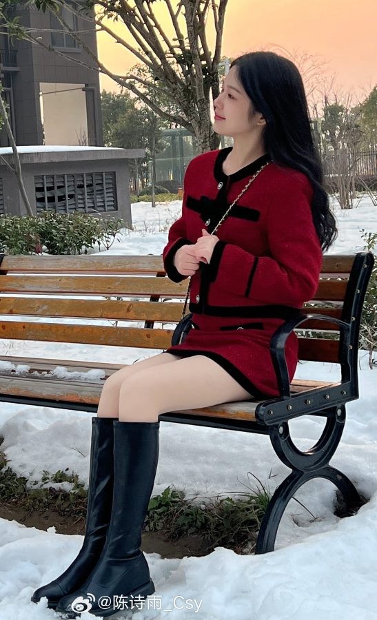 陈诗雨csy穿光腿神器配长皮靴在雪地里拍照（第7张/共9张）