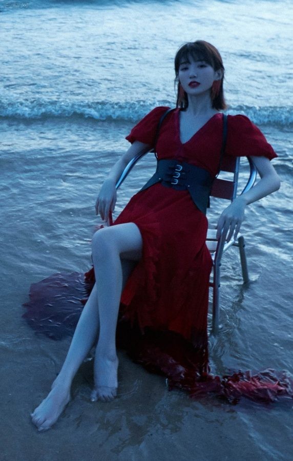 毛晓彤穿鲜艳红裙白腿美足大海边写真(1/4)