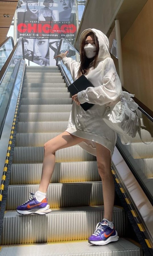 长腿小姐姐黄美英穿短裙运动鞋拍照(5/7)