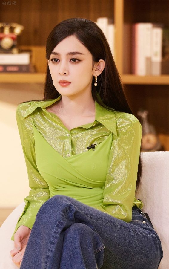 《我在你的未来吗》古力娜扎穿紧身牛仔裤美照(3/10)