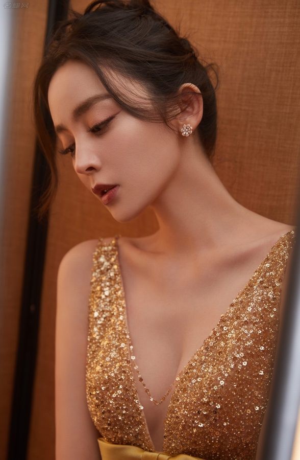 古力娜扎身穿深V露背透明长裙身材高挑纤瘦(7/7)