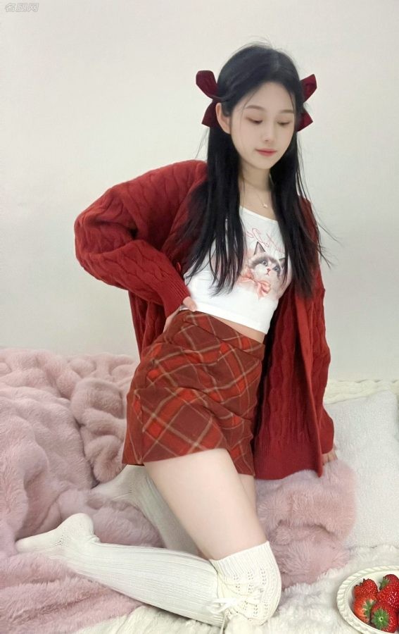 甜girl陈诗雨csy少女腿穿白色筒袜(1/4)