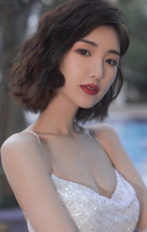 毛晓彤穿露背开叉礼服出席华鼎奖身材曲线窈窕(7/7)