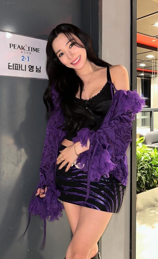 黄美英腿穿高跟皮长靴身材完美(4/4)