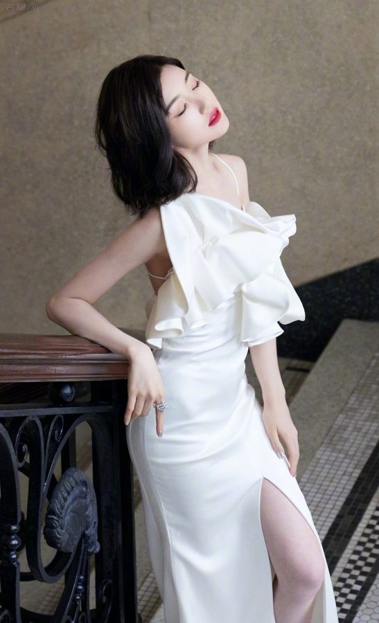 豪宅贵妇毛晓彤白腿玉足美照(2/3)