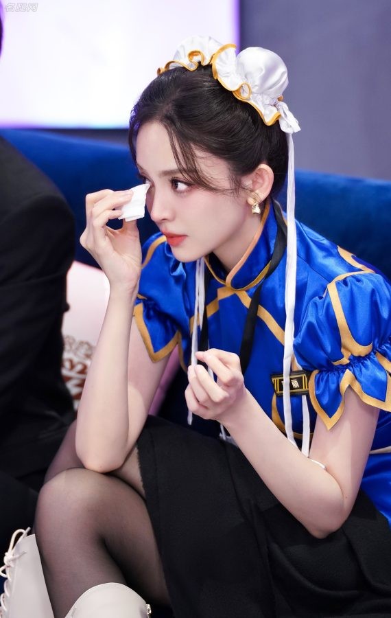 古力娜扎腿穿黑丝cos春丽录制综艺节目《萌探探探案》(8/8)