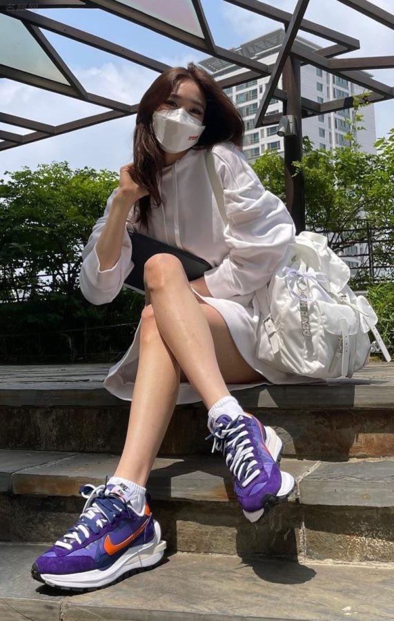 长腿小姐姐黄美英穿短裙运动鞋拍照（第3张/共7张）