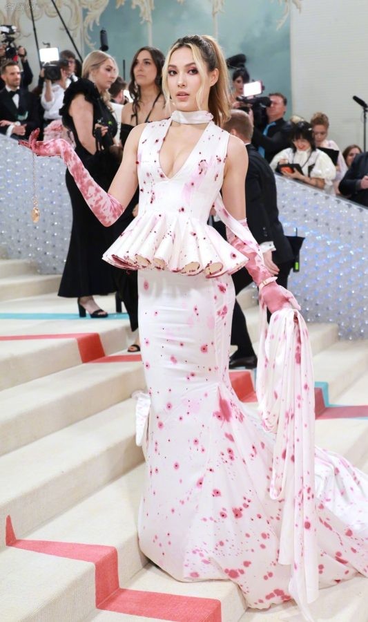 谷爱凌亮相Met Gala红毯大秀美胸(4/11)