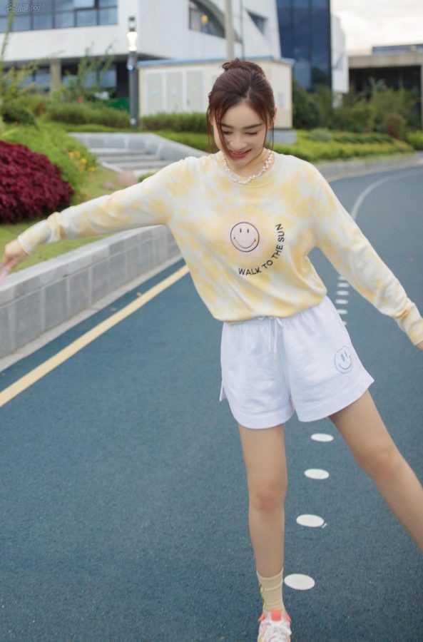 袁姗姗穿笑脸图案短裤大秀她那纤细白皙的美腿(5/8)