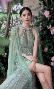 古力娜扎异域风情写真穿一条青绿美裙在花园秀腿（第1张/共15张）