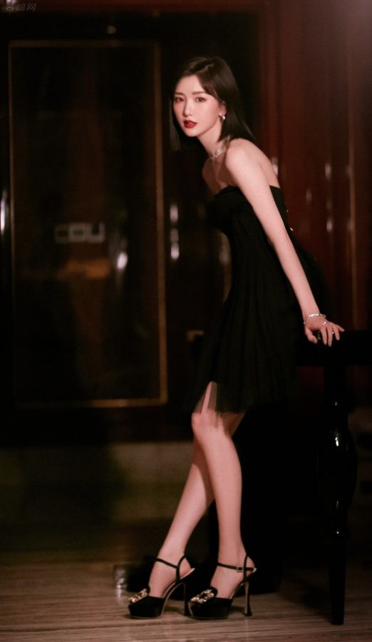 毛晓彤高贵优雅写真，穿黑裙踩高跟翘二郎腿（第3张/共3张）