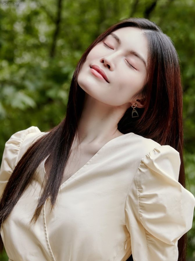 何穗清新奶油风户外美照(6/7)