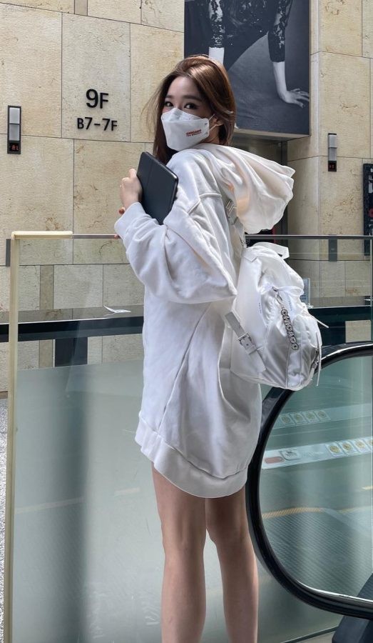 长腿小姐姐黄美英穿短裙运动鞋拍照(6/7)