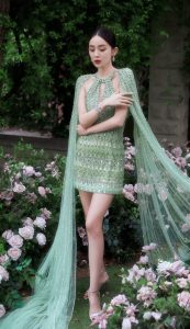 古力娜扎异域风情写真穿一条青绿美裙在花园秀腿（第4张/共15张）