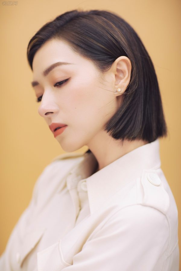 短发气质女星万茜翘腿坐姿高清脸部特写(4/4)