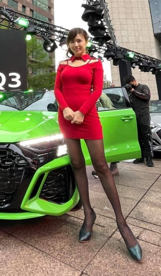 廖盈婷的红裙黑丝和奥迪RS3（第3张/共3张）