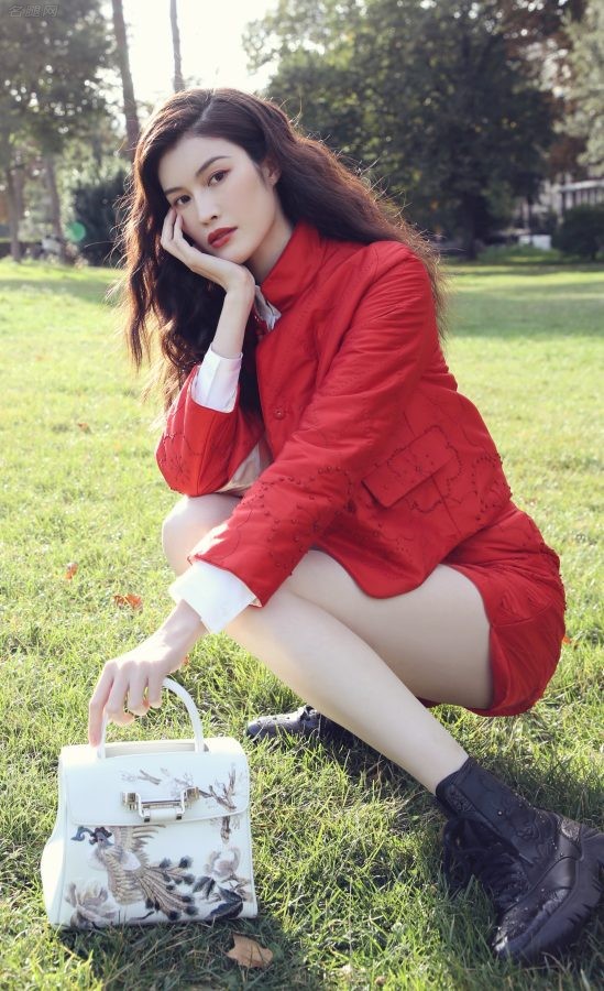 何穗一身明艳红色搭配美腿长细白(1/5)