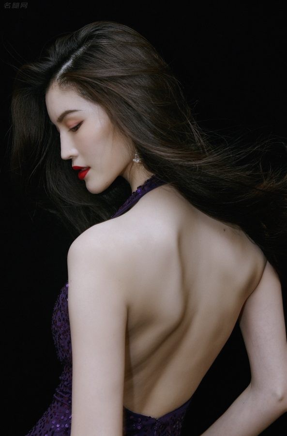 何穗穿深V神秘紫色礼服出席费加罗时尚盛典真行走的衣服架子(5/6)