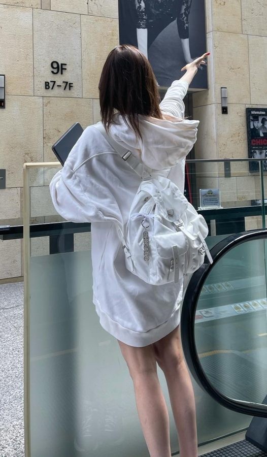 长腿小姐姐黄美英穿短裙运动鞋拍照(7/7)
