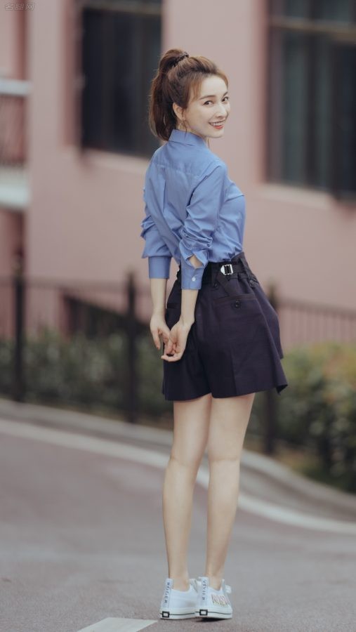 吴昕穿蓝色衬衫搭配高腰短裙大秀清纯活力长腿（第4张/共4张）