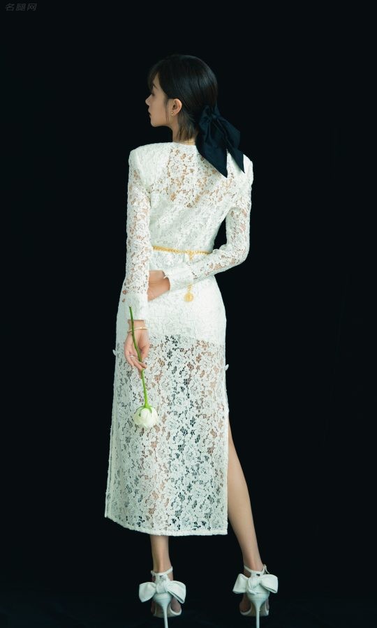 美女演员万茜身穿白色蕾丝长裙，脚踩Stuart Weitzman凉高跟鞋出席商业活动(2/6)