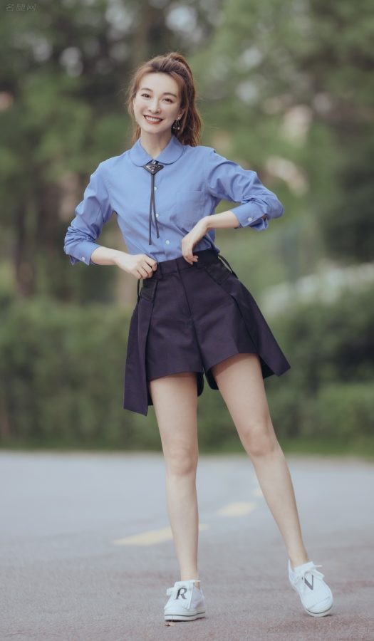 吴昕穿蓝色衬衫搭配高腰短裙大秀清纯活力长腿（第2张/共4张）