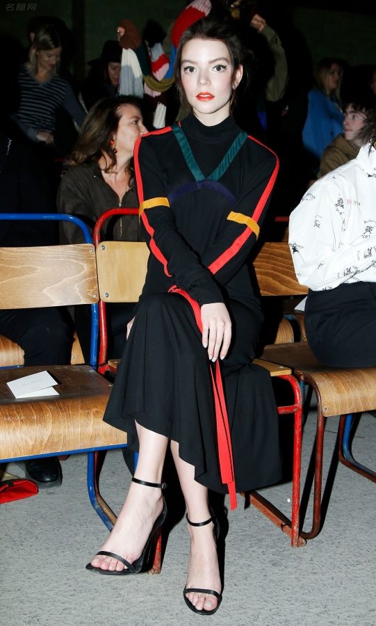 安雅·泰勒-乔伊（Anya Taylor-Joy）凉高跟鞋内的白皙美足(1/3)