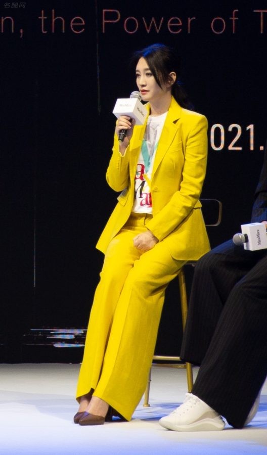 女演员李小冉亮黄色西装高跟和Max Mara时装集团中国区董事长林宏的裤里黑丝(3/3)