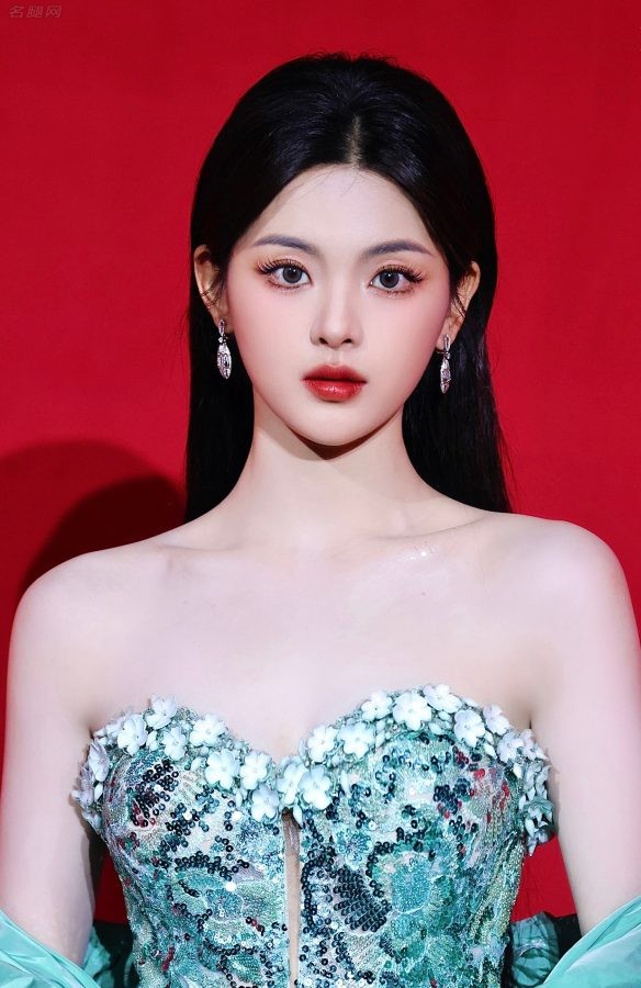 杨超越穿一条高开叉礼服躺在浴缸里秀美长腿(19/24)