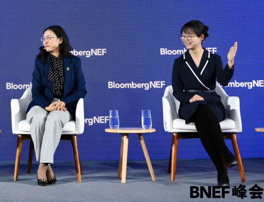 新能源财经分析师陈相羽套装美腿主持峰会(4/8)