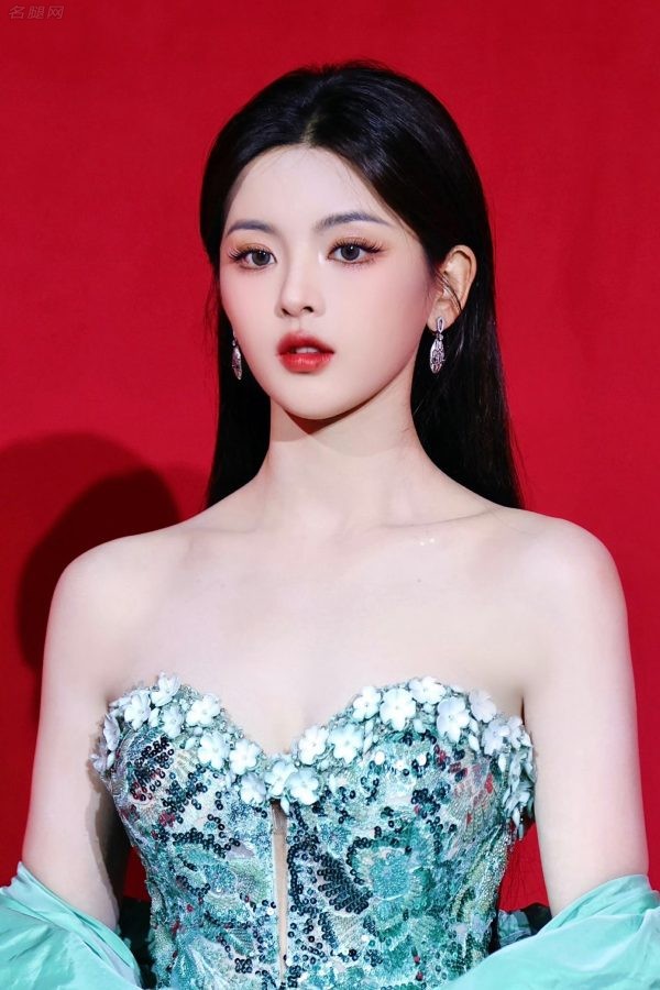 杨超越穿一条高开叉礼服躺在浴缸里秀美长腿(21/24)