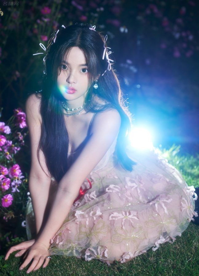 火箭少女杨超越花丛中拍照美的发光(4/4)