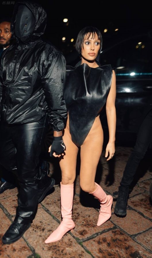 Kanye West的妻子Bianca Censori大胆另类着装现身米兰(22/26)