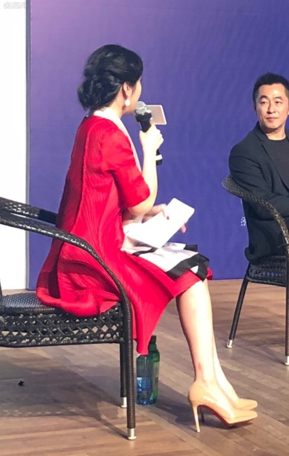 女主持何卿脚踩细跟恨天高主持大学生短片电影计划活动(2/3)