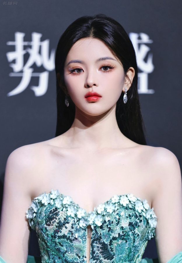 杨超越穿一条高开叉礼服躺在浴缸里秀美长腿(17/24)