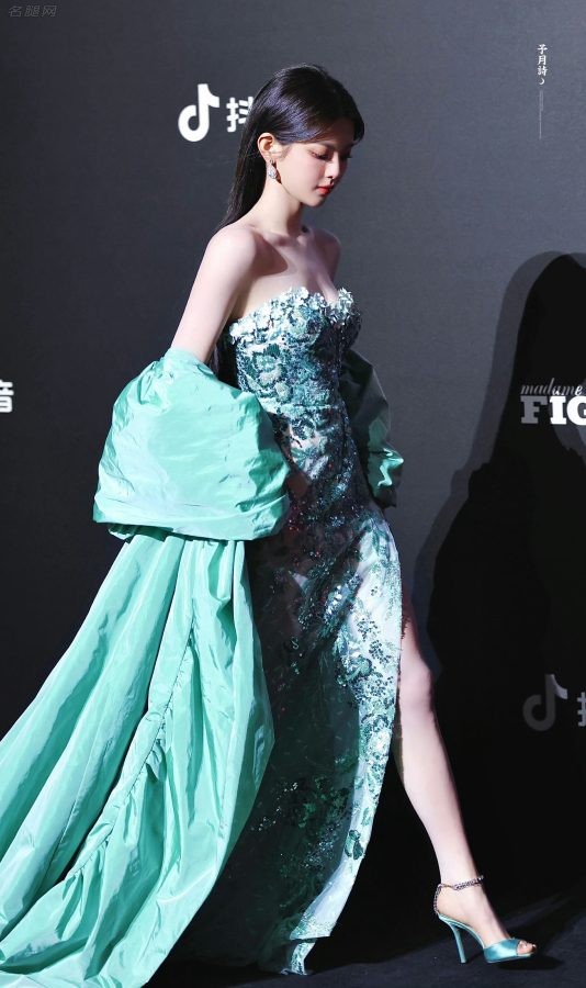杨超越穿一条高开叉礼服躺在浴缸里秀美长腿(16/24)