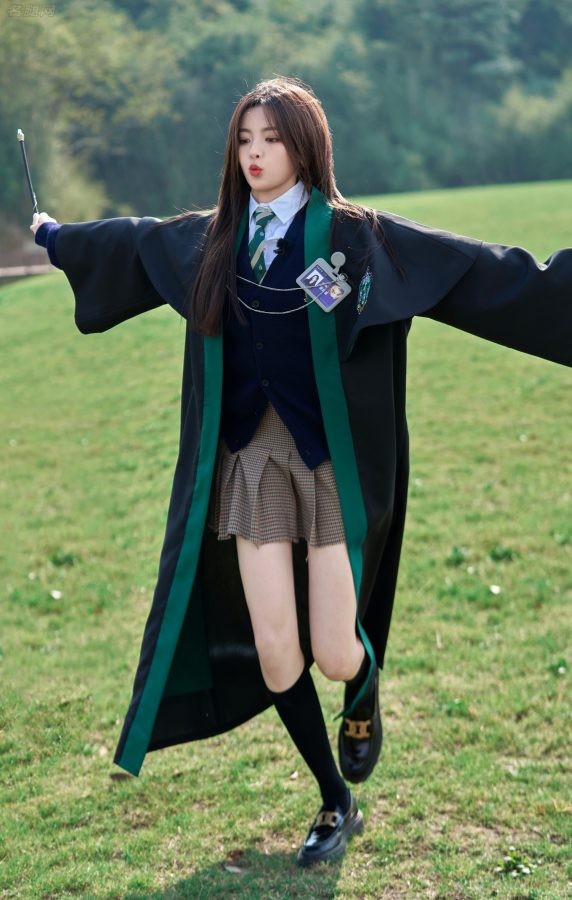 《超机智青年大会》杨超越变身魔法美少女穿百褶裙秀长腿(1/4)