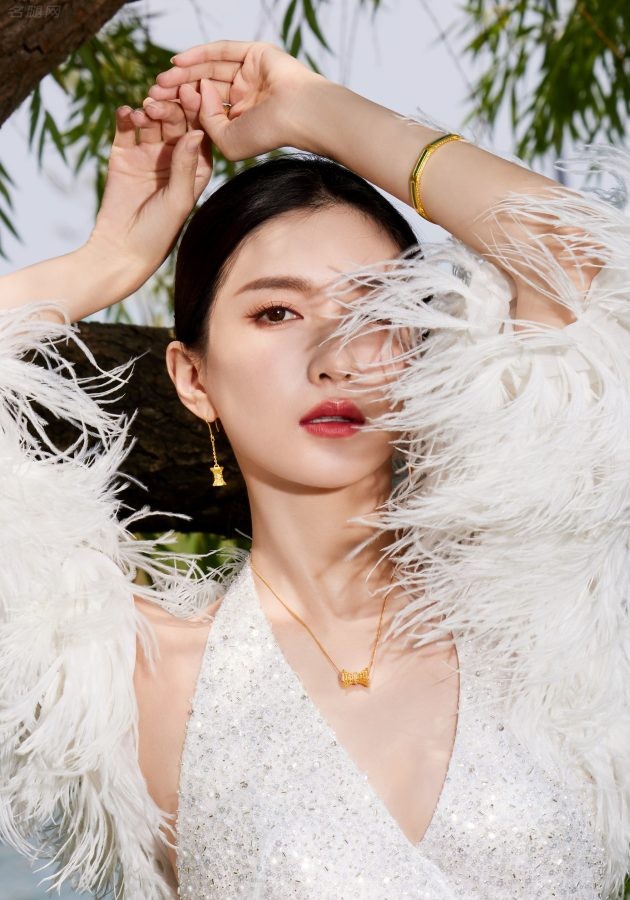 森林女王江疏影坐在树枝上秀出她完美的玉腿和美足(9/11)